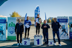 Zwycięzcy z przedstawicielami władz uczelni,