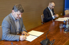 Podpisanie umowy. Od lewej: prof. P. Koszelnik, D. Mazur,
