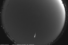 Panorama Rzeszowa okiem kamery bolidowej. Na zdjęciu widoczny jest jasny meteor.