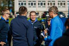 Zwycięzcy z przedstawicielami władz uczelni,