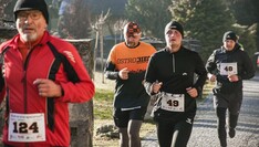 Grupa biegaczy w trakcie biegu w zimny dzień 