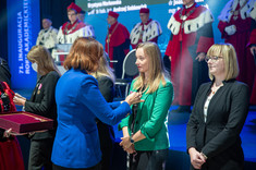 Wojewoda E. Leniart dekoruje mgr M. Stanisz Medalem Brązowym za Długoletnią Służbę,