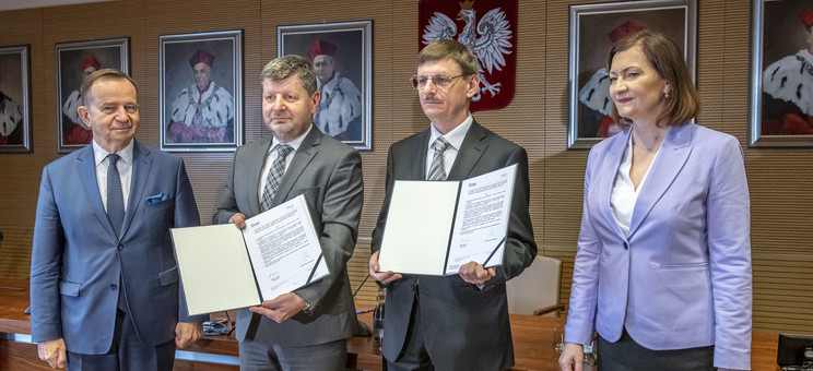 Od lewej: Władysław Ortyl, prof. Piotr Koszelnik, prof. Grzegorz Wrochna, dr Ewa Leniart,