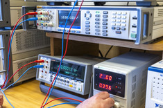Stanowisko do wzorcowania multimetrów, zasilaczy, kalibratorów i kart pomiarowych 