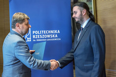 Od lewej: prof. P. Koszelnik, absolwent Wydziału Wydziału Mechaniczno-Technologicznego Piotr Kulpiński,