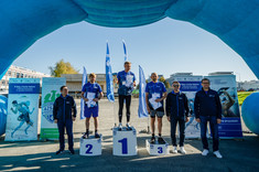 Zwycięzcy z przedstawicielami władz uczelni,