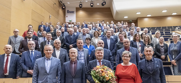 Rektor prof. P. Koszelnik z Kolegium Elektorów,