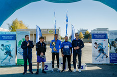 Zwycięzcy z przedstawicielami władz uczelni,