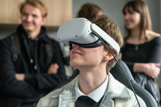 Uczeń w okularach do rzeczywistości wirtualnej, fot. A. Surowiec